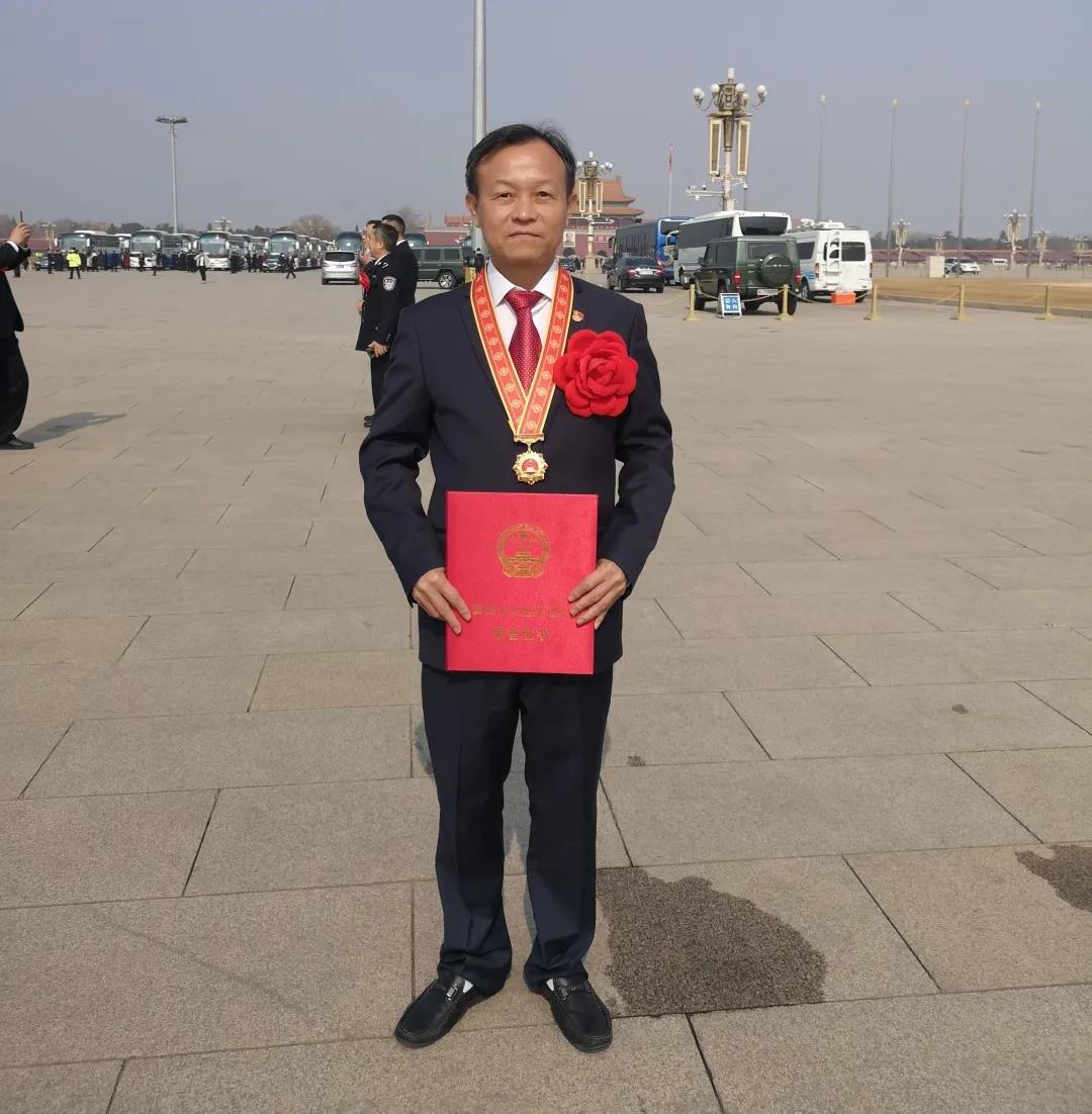 祝贺！海师五名校友获得全国脱贫攻坚先进个人称号！