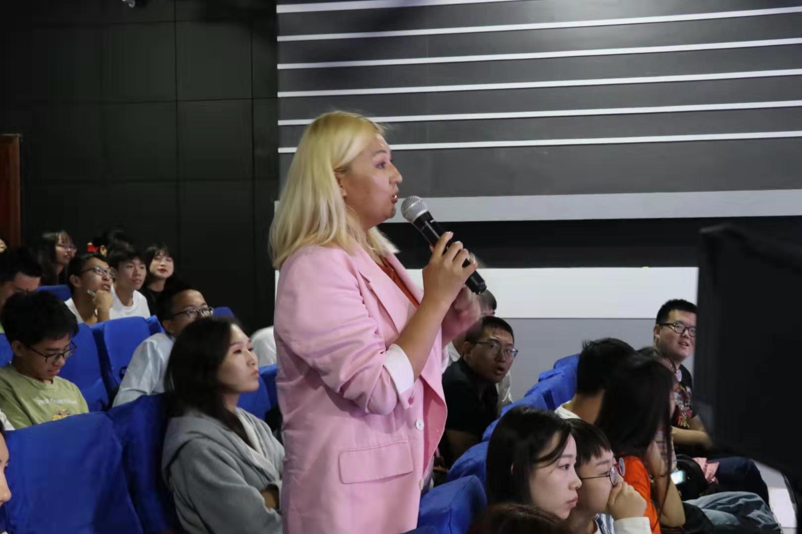 讲海南媒体故事，谈学子新闻理想——记海南师范大学“榕树”讲座之“对话海南媒体人”