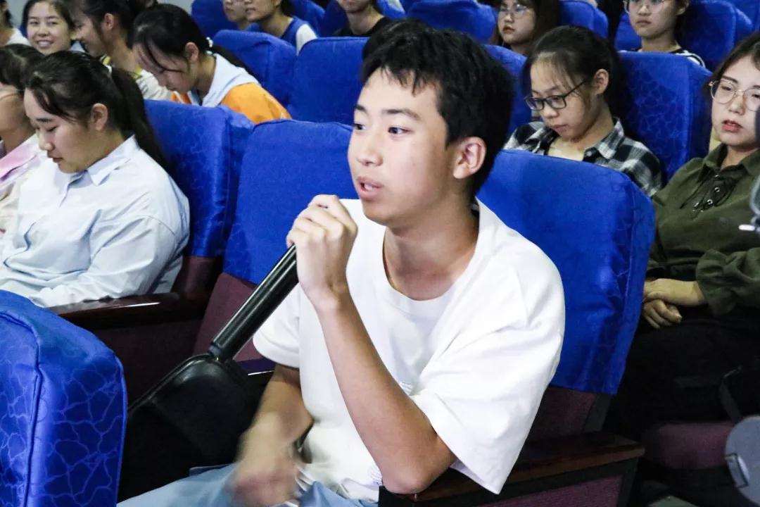 讲海南媒体故事，谈学子新闻理想——记海南师范大学“榕树”讲座之“对话海南媒体人”