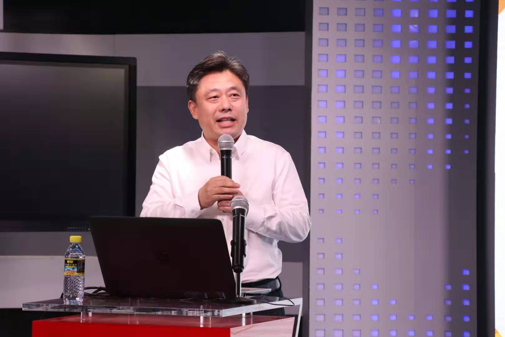 讲海南媒体故事，谈学子新闻理想——记海南师范大学“榕树”讲座之“对话海南媒体人”