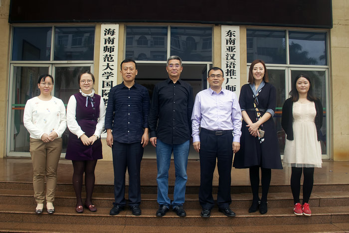 1510275186698874.jpg 与会人员在基地楼前合影.jpg