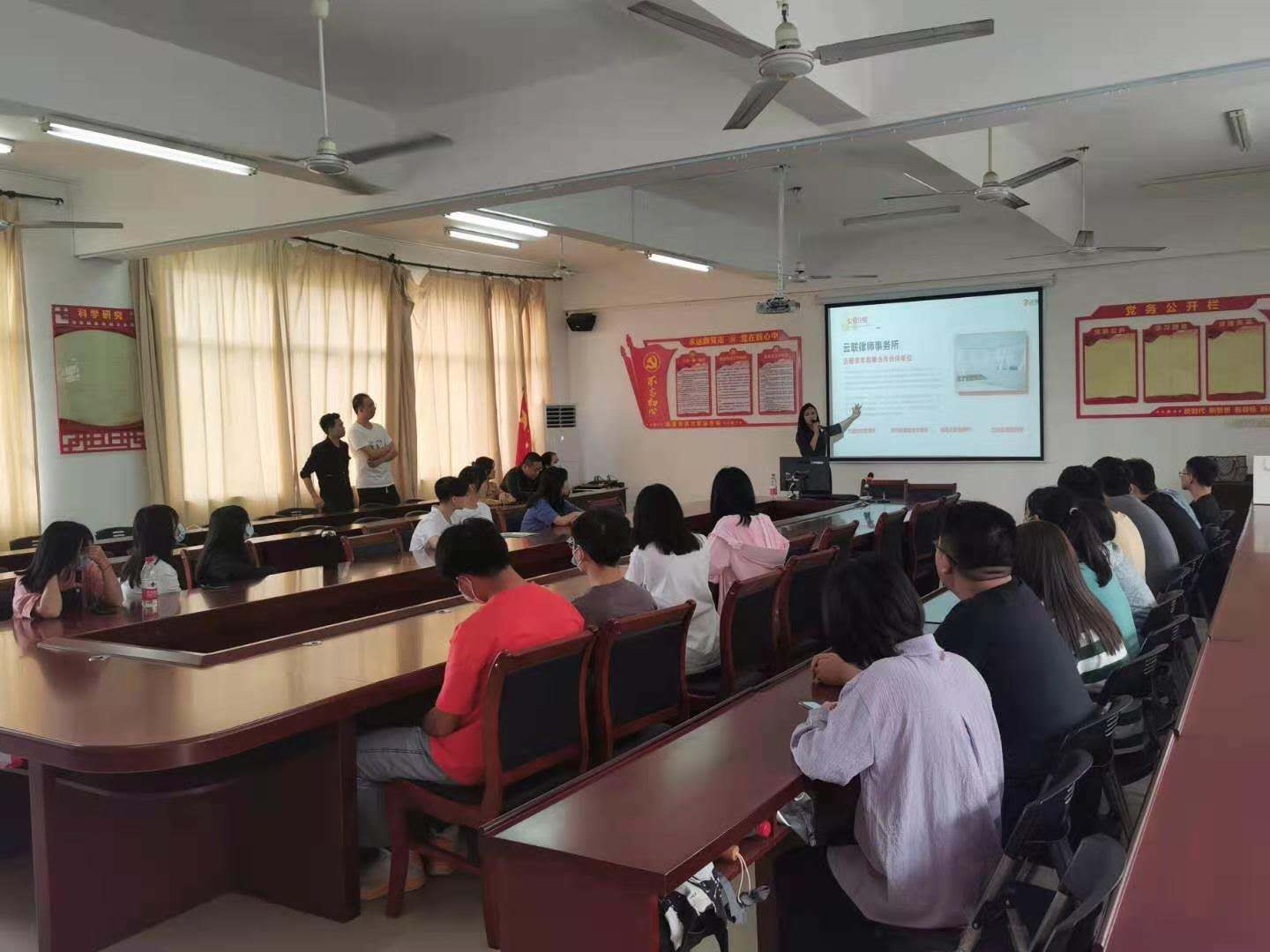 法学院举办法学专场招聘会