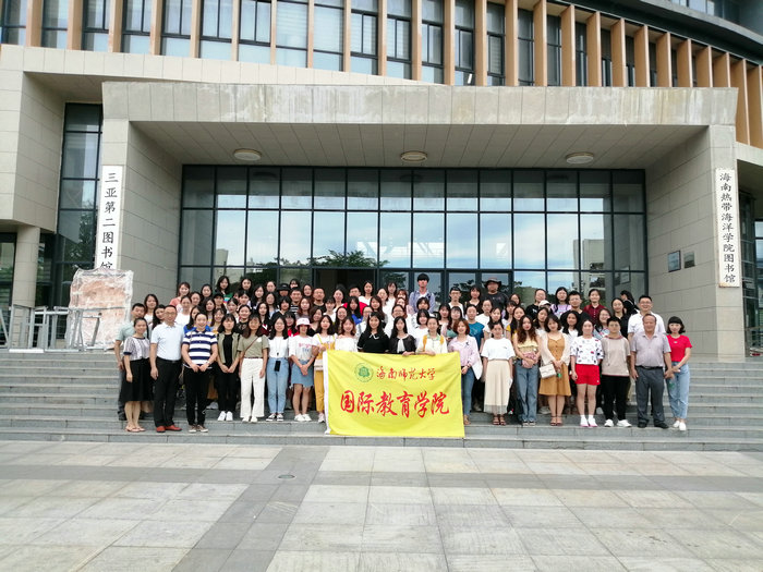 师生们在海南热带海洋学院合影.jpg