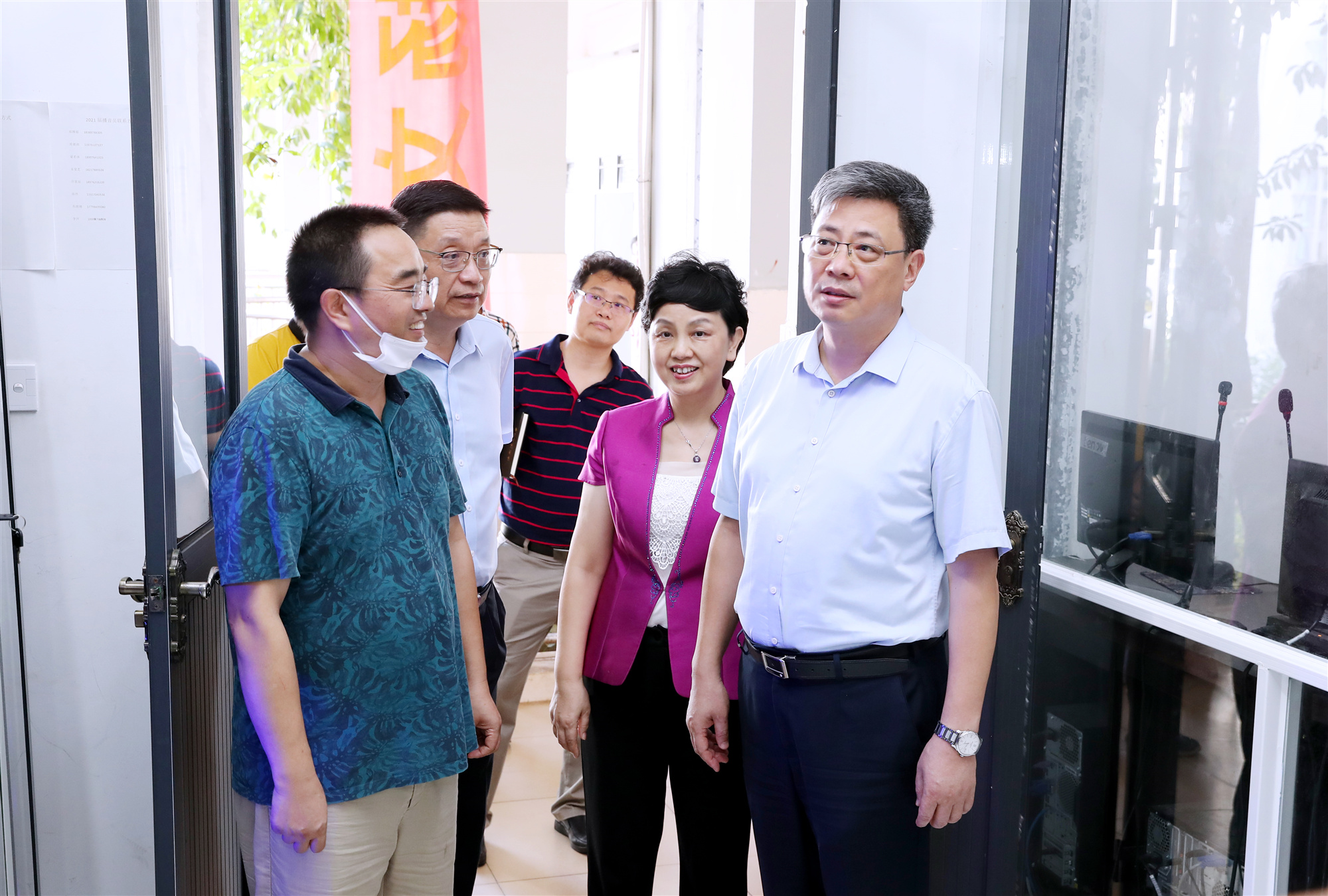 海口市人民政府副市长王磊一行视察我校附中高考准备情况