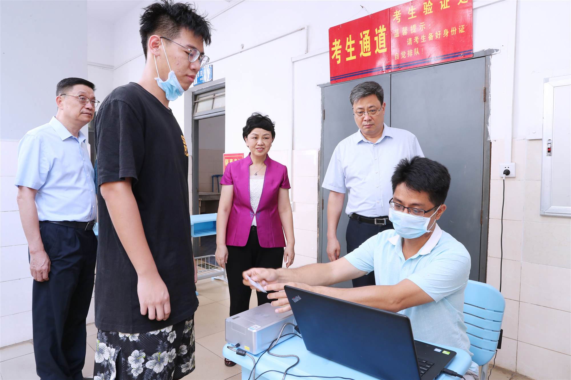 海口市人民政府副市长王磊一行视察我校附中高考准备情况