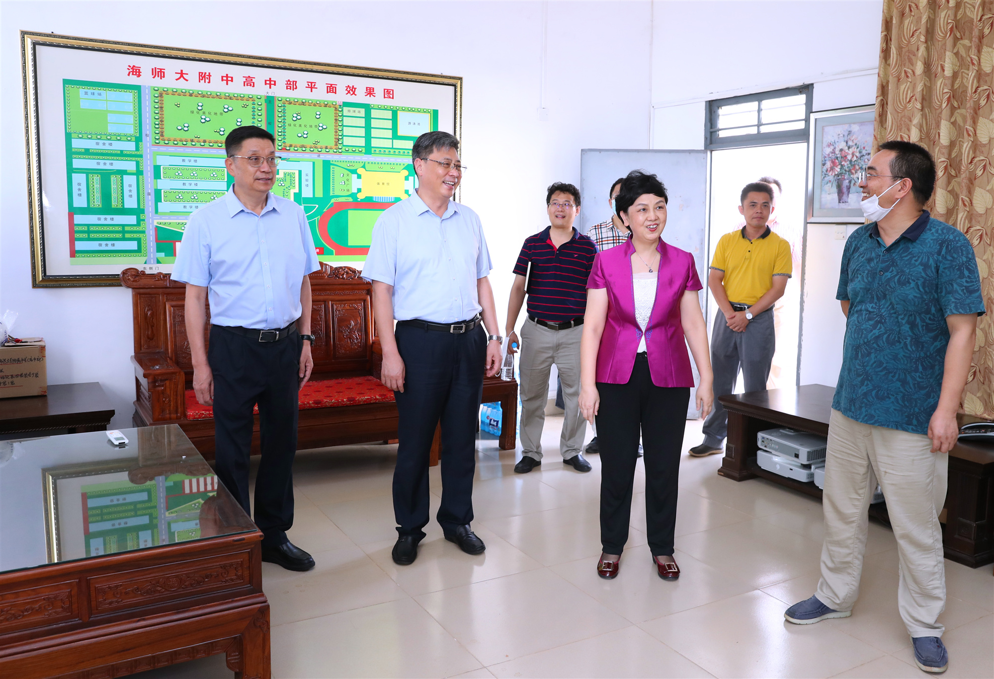 海口市人民政府副市长王磊一行视察我校附中高考准备情况