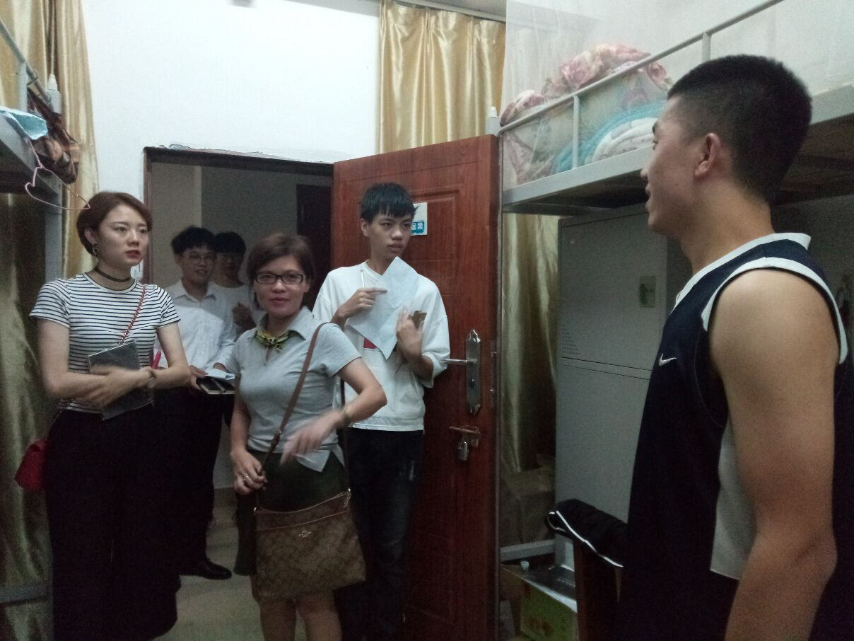 我院领导新学期到宿舍走访慰问学生