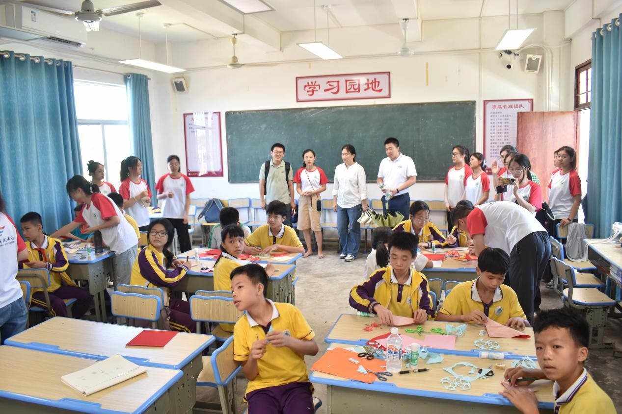 海师教师团队赴旧州中学慰问志愿者们