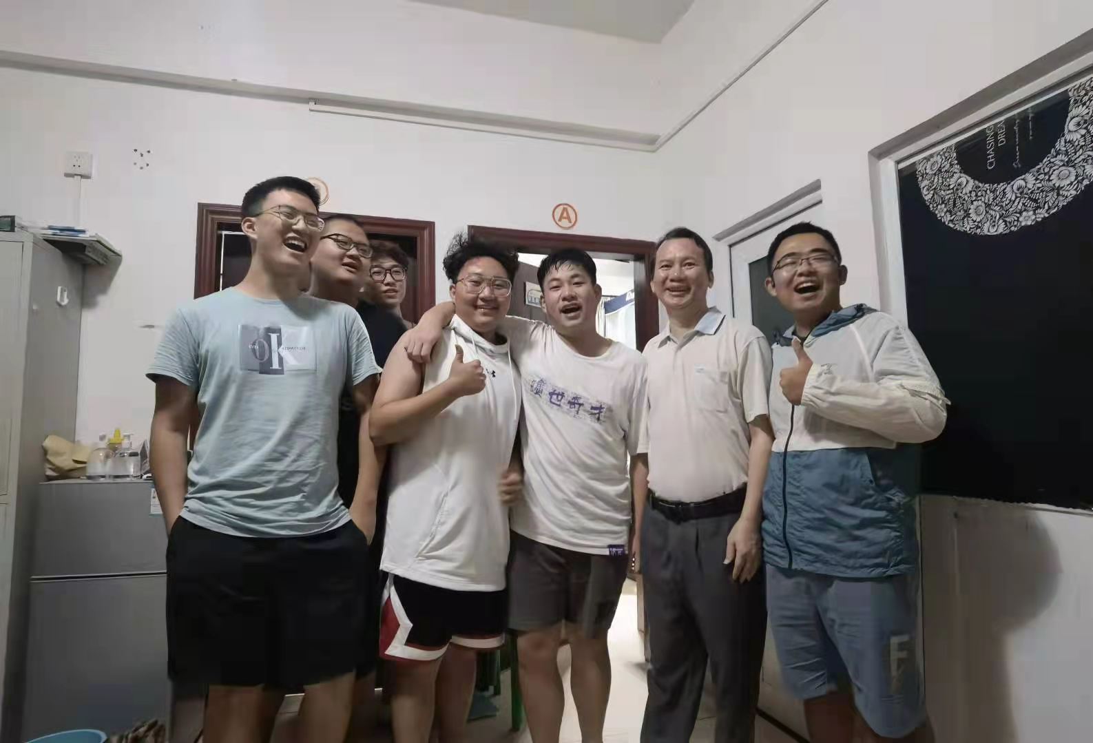 我院领导及教师看望走访学生宿舍