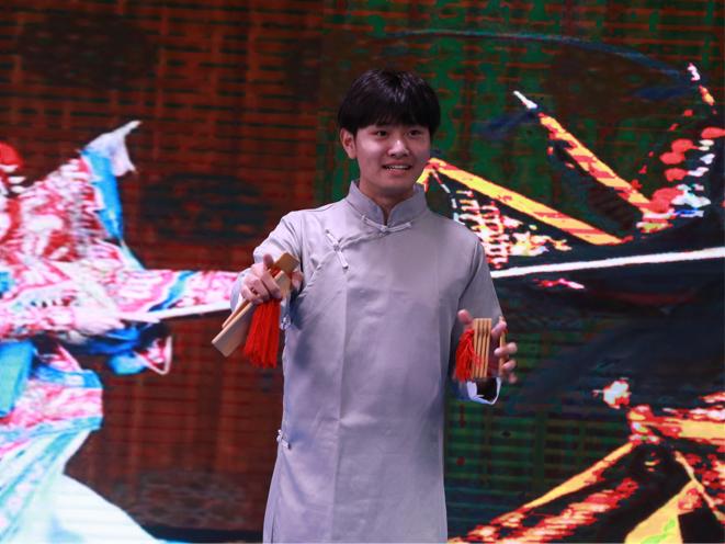 新闻传播与影视学院表演专业举办“学百年党史,做时代新人”迎新晚会