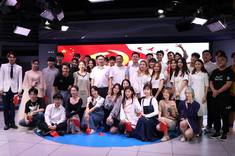 新闻传播与影视学院表演专业举办“学百年党史,做时代新人”迎新晚会