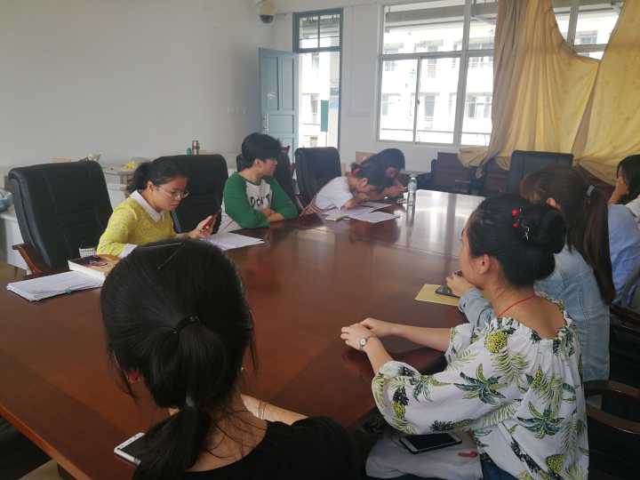 师生齐心协力  共防“山竹”