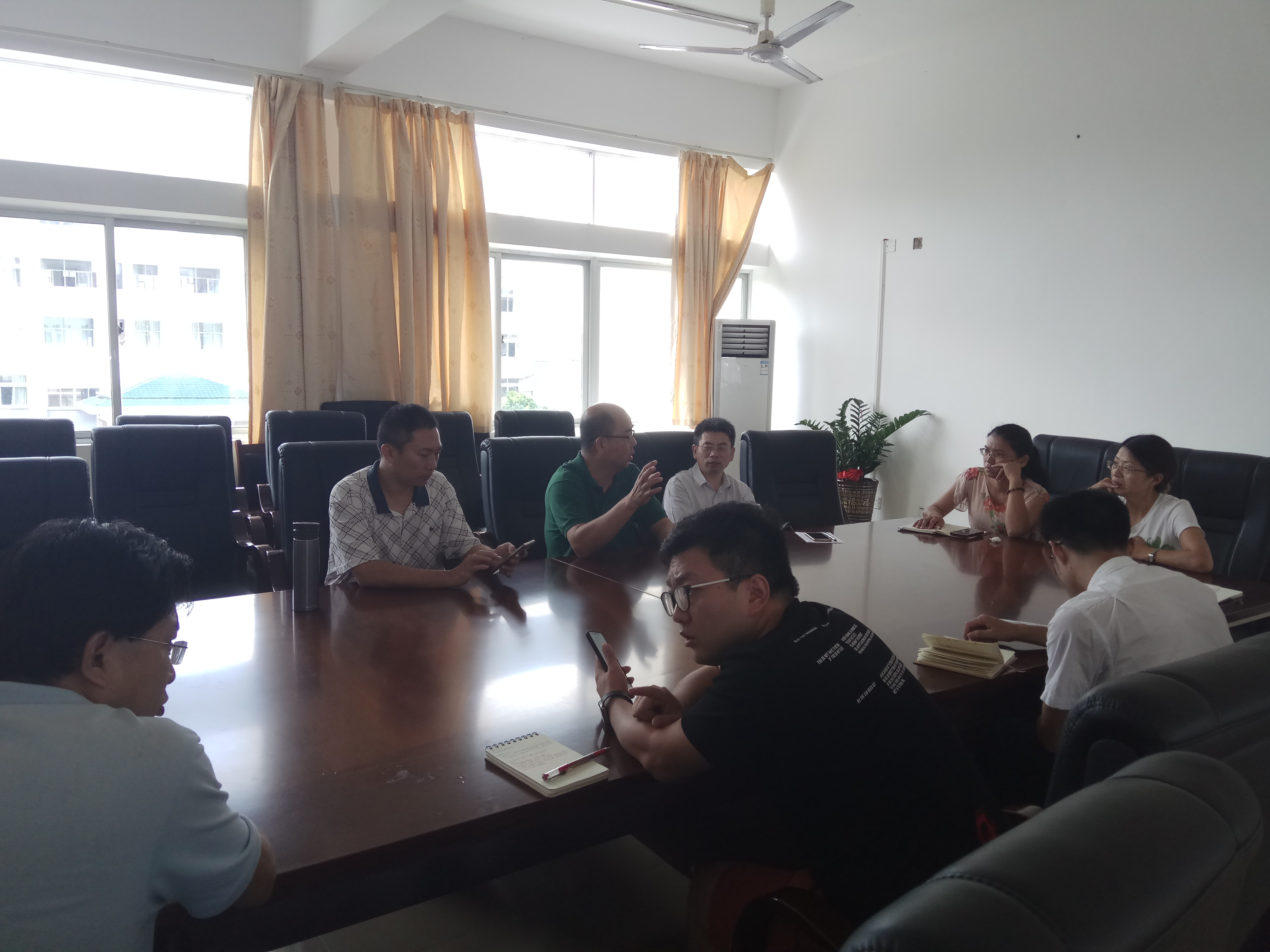 师生齐心协力  共防“山竹”