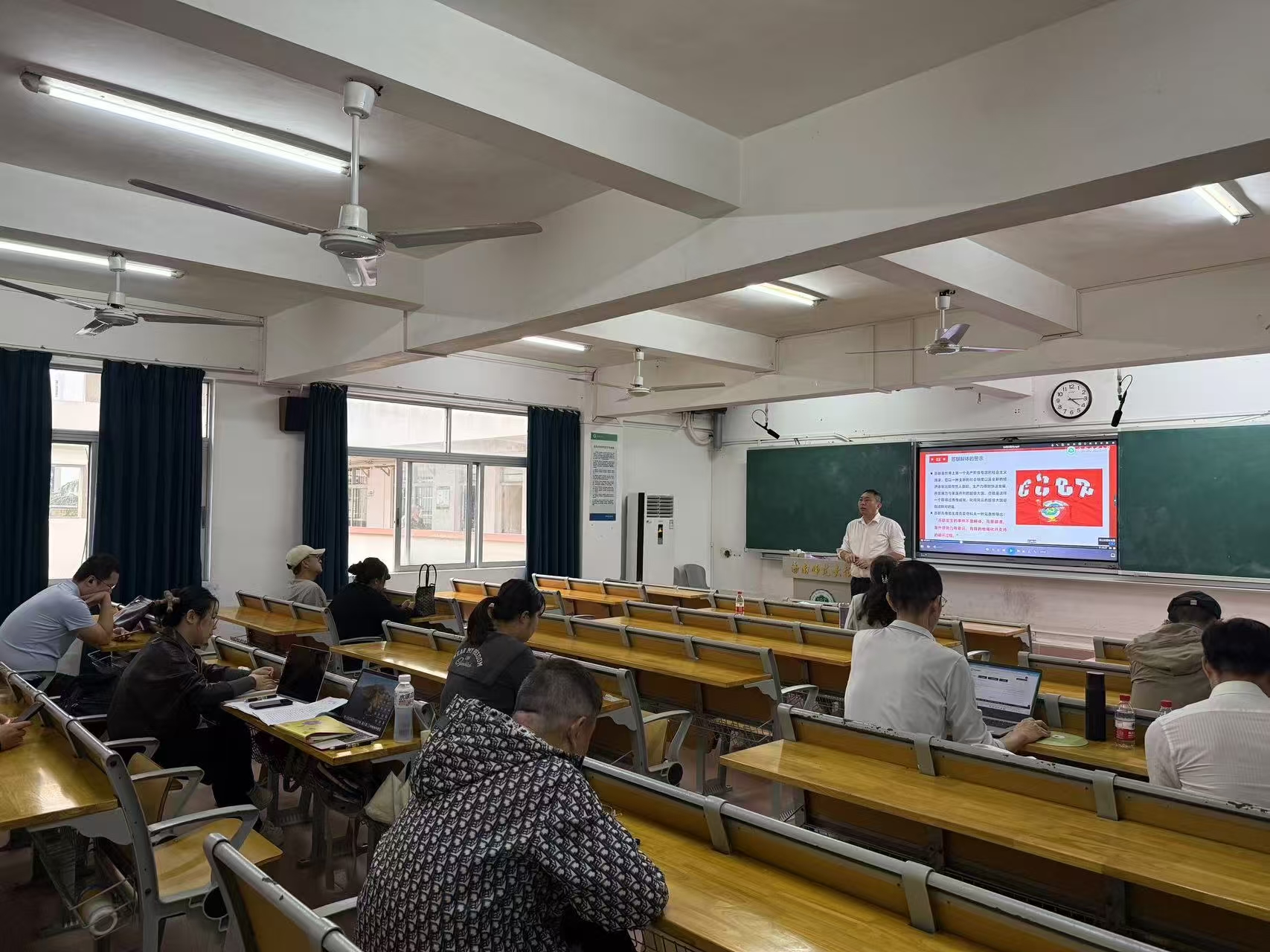 新闻传播与影视学院教工党支部召开党员大会 学习贯彻党的二十届三中全会精神