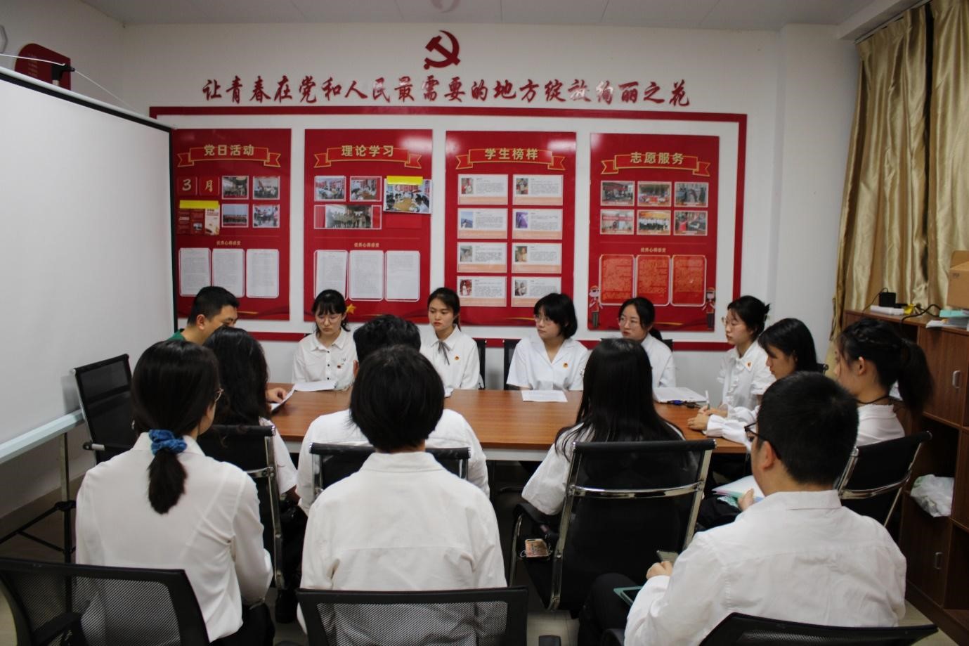文学院举行“书香文院·红色经典阅读” 第一期读书分享会