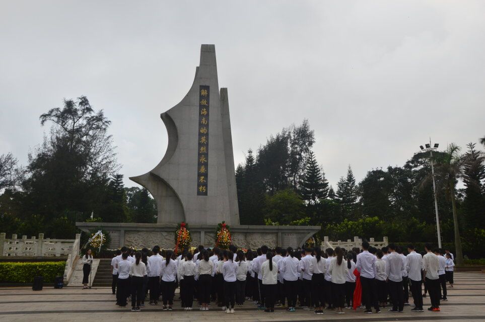 教育与心理学院举行清明缅怀先烈活动
