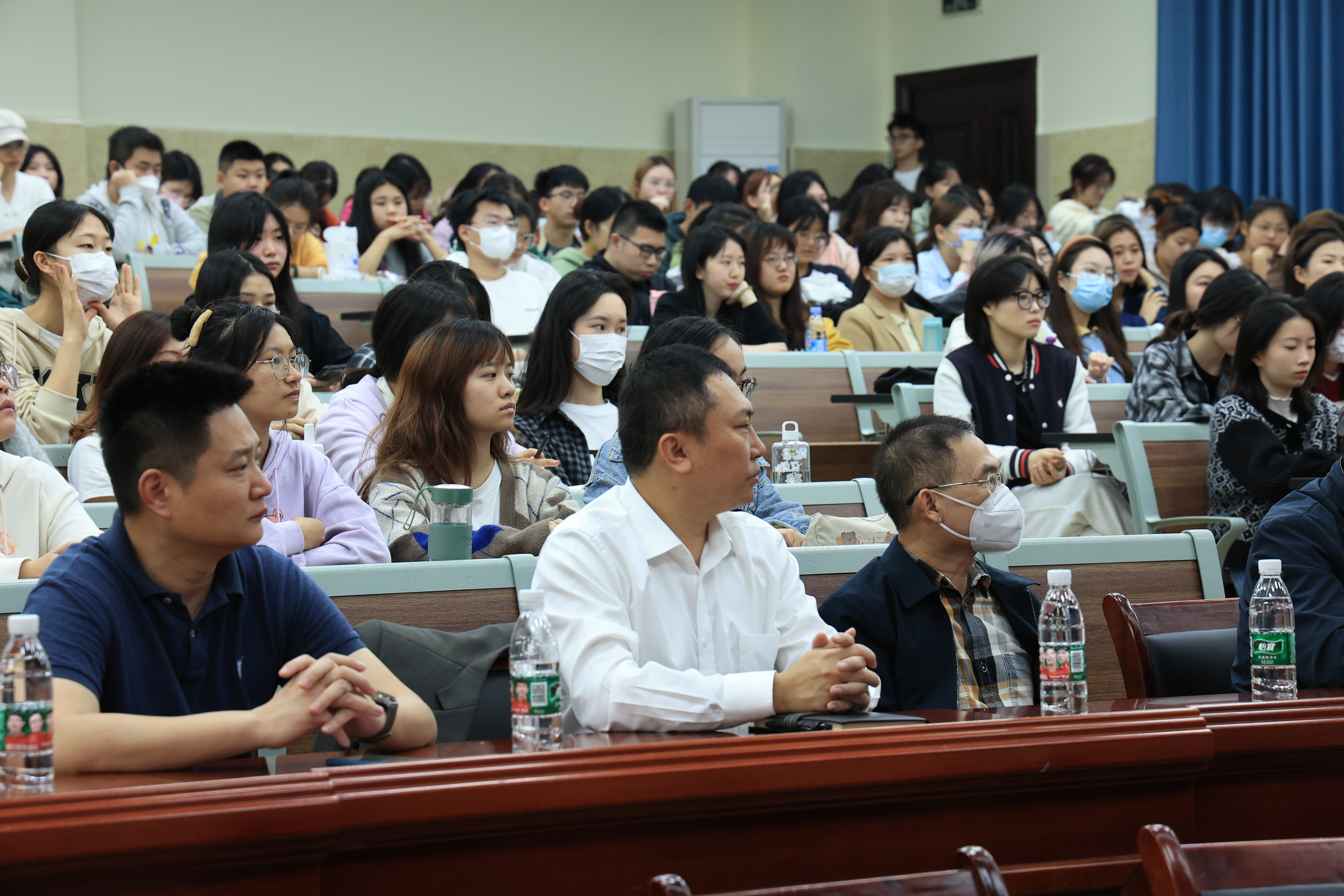 中国记协党组成员、书记处书记张百新为我院学生开展学术讲座