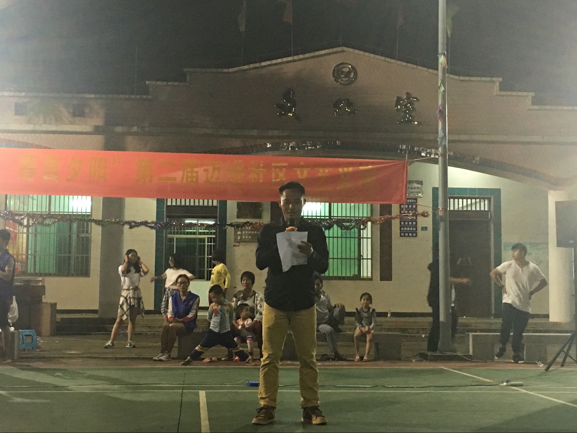 幼语童光,暮言夕阳——记文学院青年志愿者协会迈进社区文艺义演