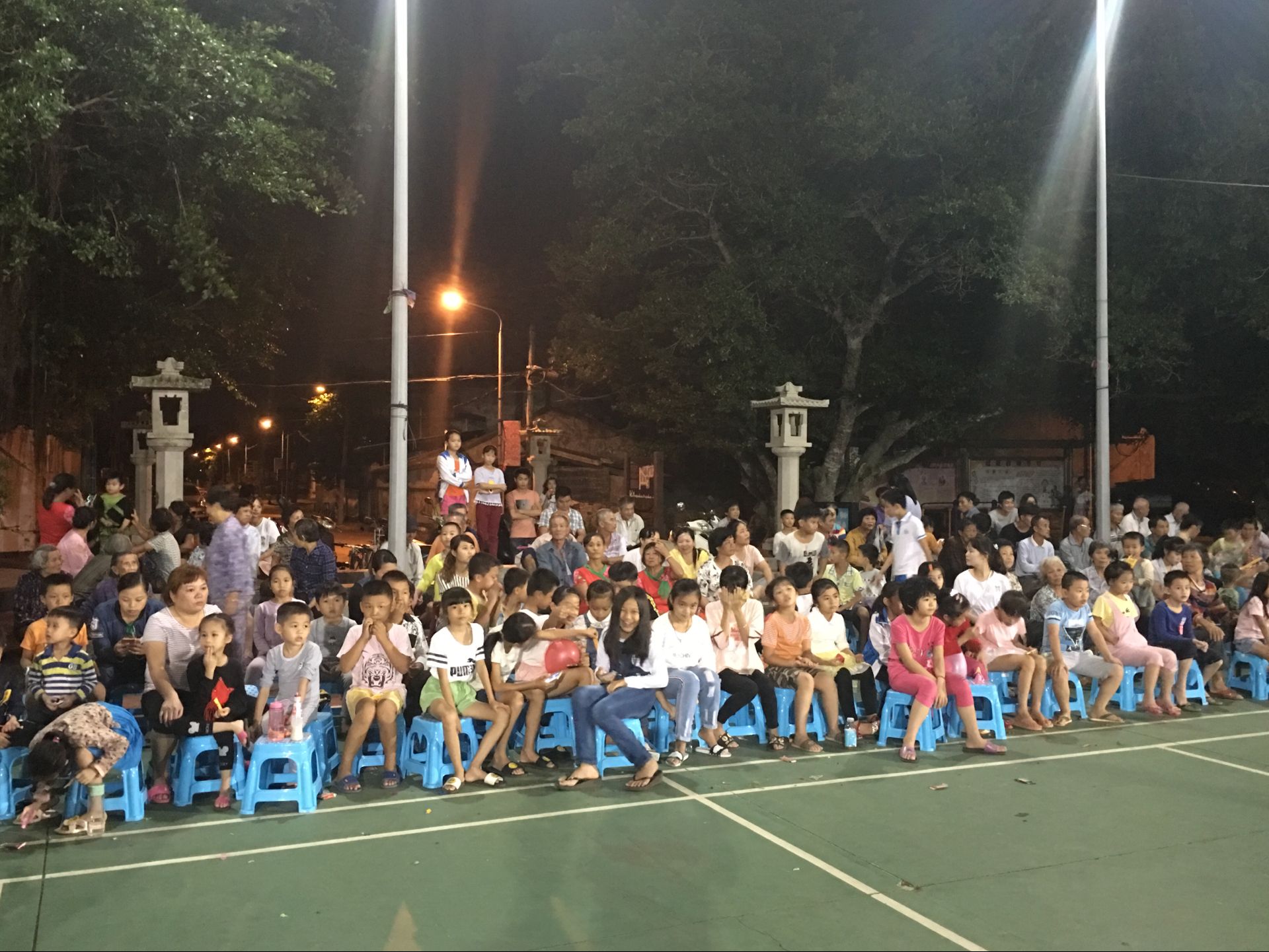 幼语童光,暮言夕阳——记文学院青年志愿者协会迈进社区文艺义演