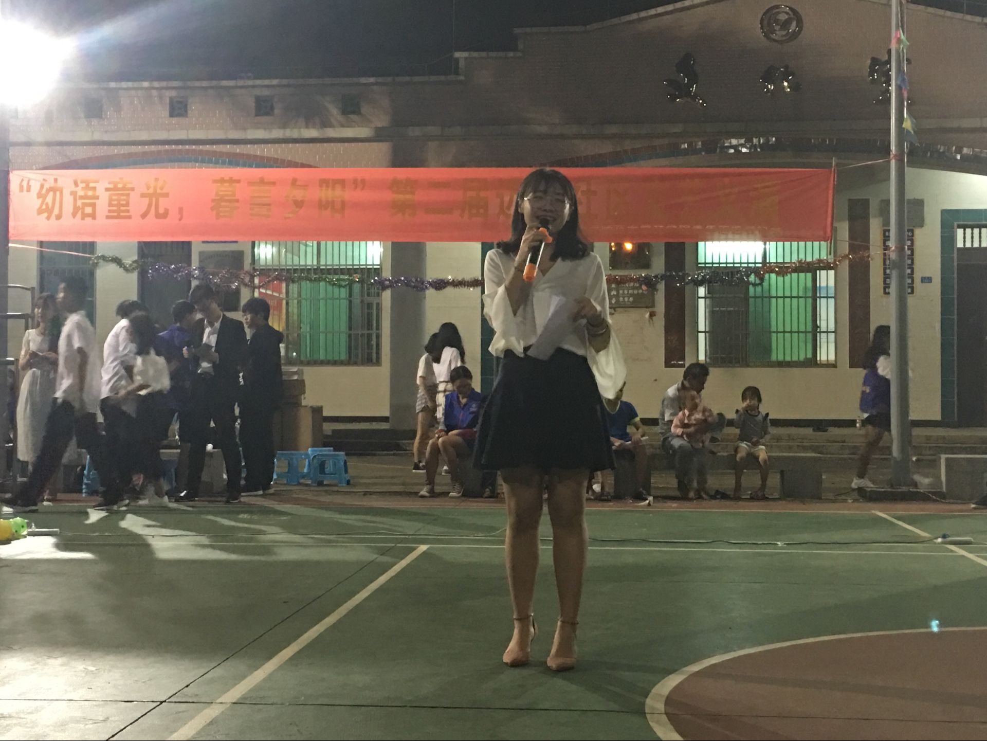 幼语童光,暮言夕阳——记文学院青年志愿者协会迈进社区文艺义演