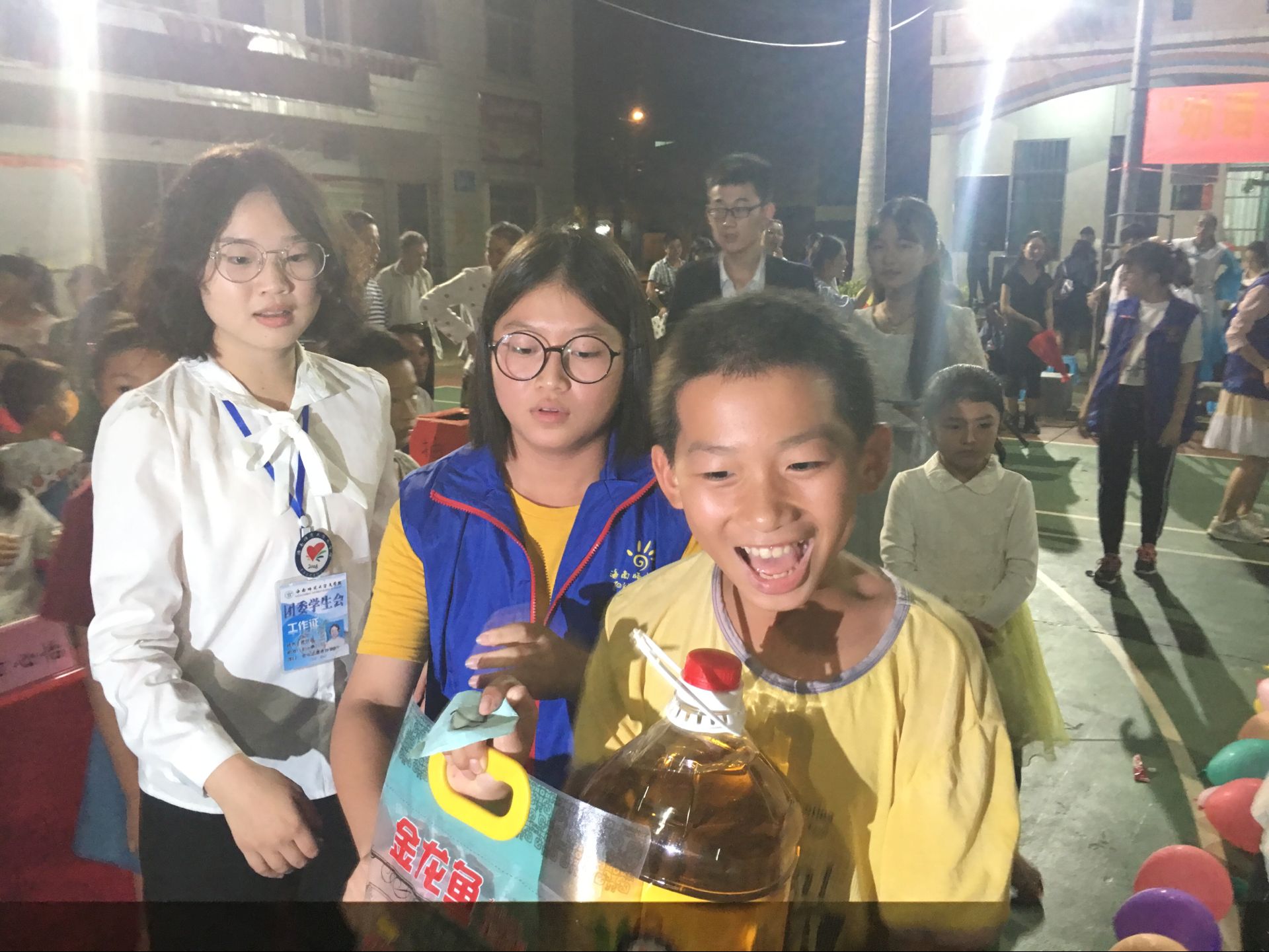 幼语童光,暮言夕阳——记文学院青年志愿者协会迈进社区文艺义演