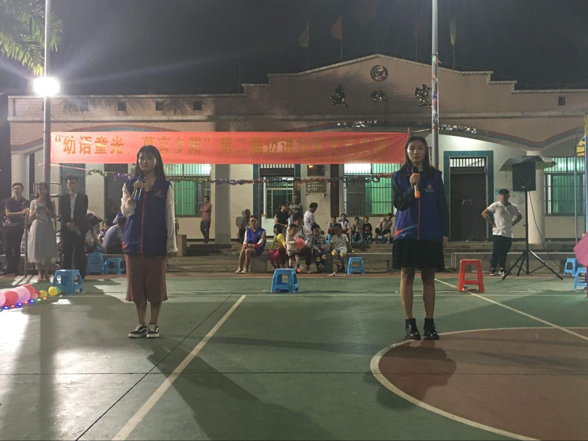 幼语童光,暮言夕阳——记文学院青年志愿者协会迈进社区文艺义演