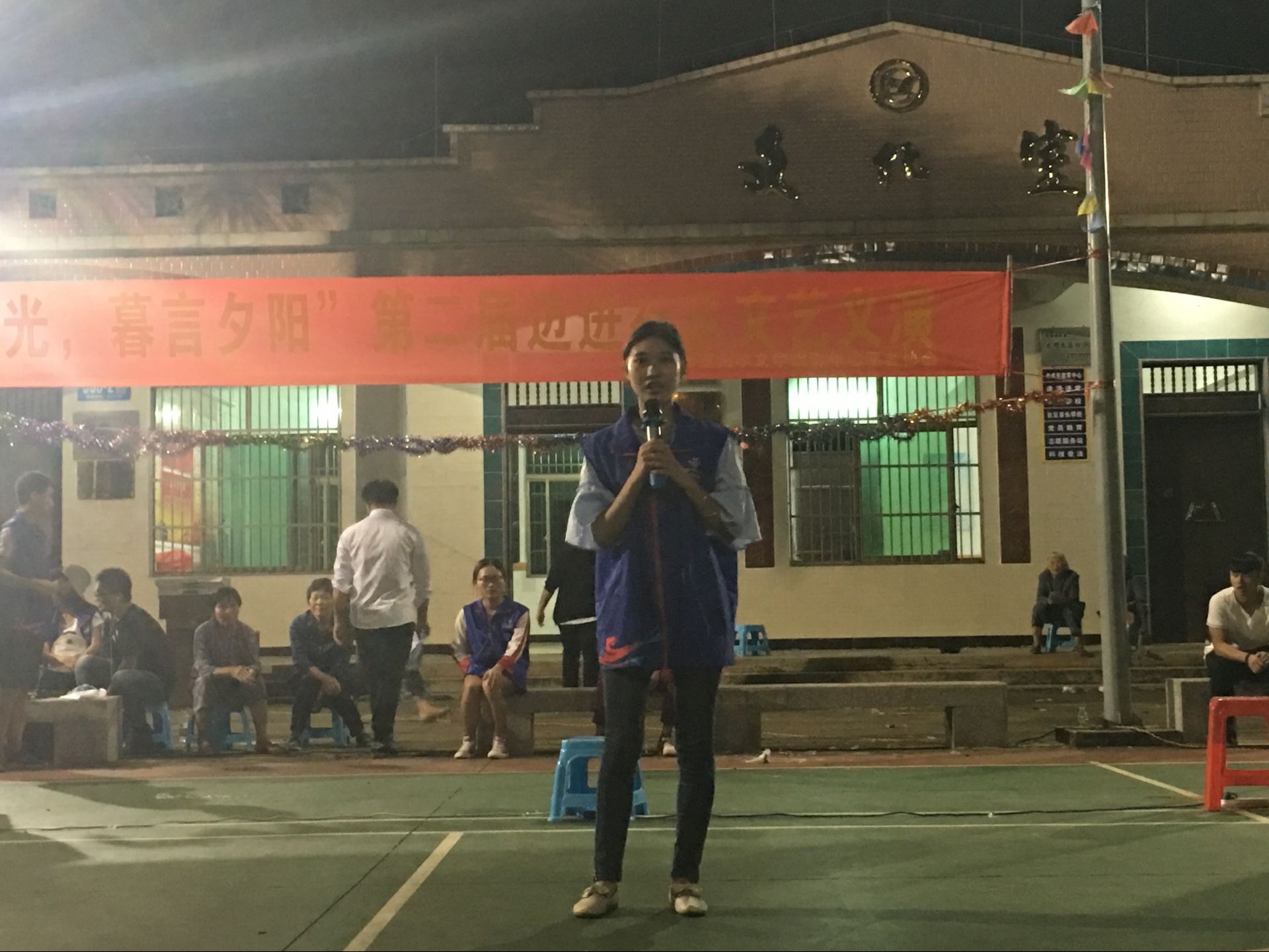 幼语童光,暮言夕阳——记文学院青年志愿者协会迈进社区文艺义演