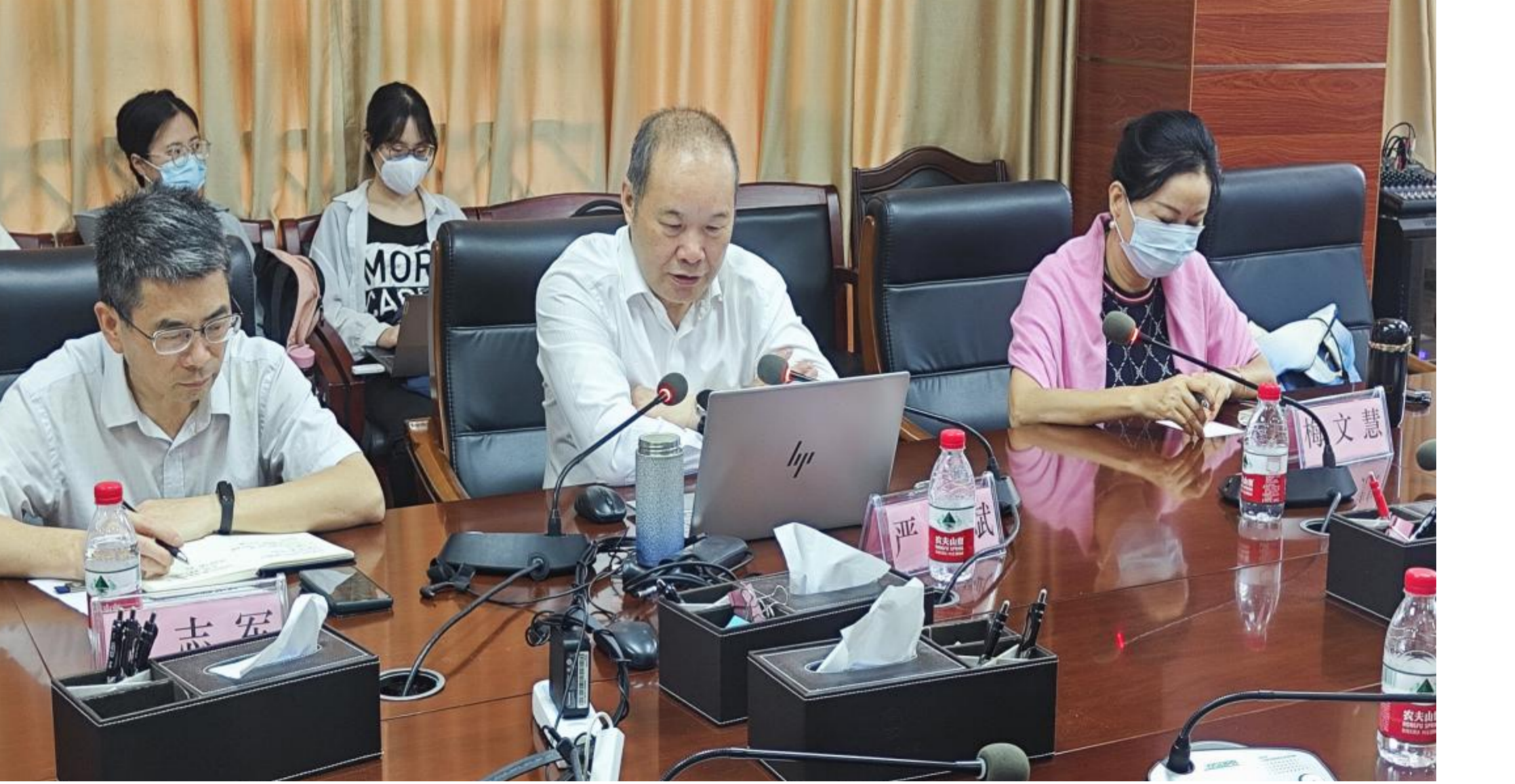 新华通讯社原副社长严文斌来我院与研究生同学开展国际传播专题座谈