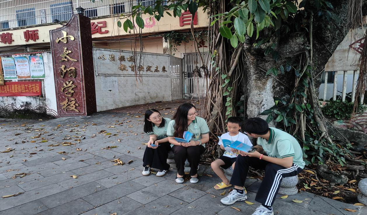 我院公益法律服务宣讲团走进万宁市万城镇红山村委会山外村开展网信普法服务