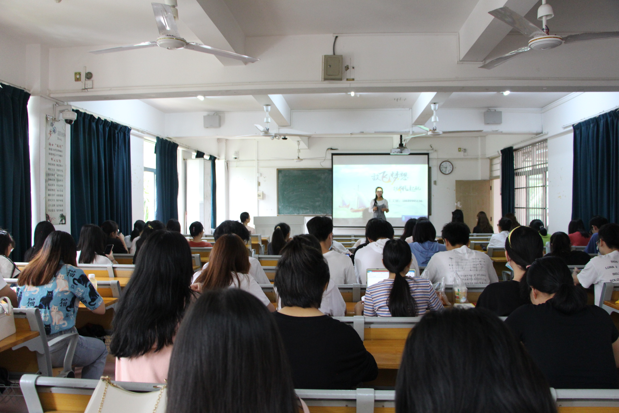 我院邀请校友王义丽做《我的创业之路》专题报告