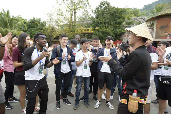 1543373380205196.jpg 留学生们学习黎族欢迎舞蹈.jpg