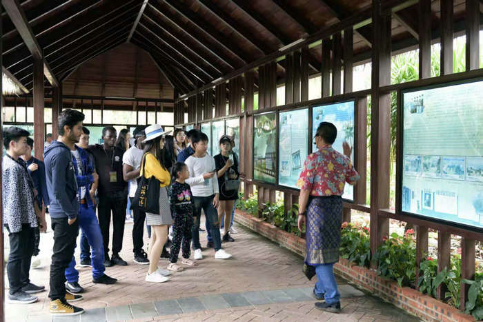 1543373353536690.jpg 留学生们了解巴厘村华侨奋斗历史.jpg