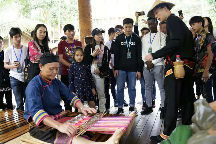 1543373367984755.jpg 留学生们学习黎锦制作过程.jpg