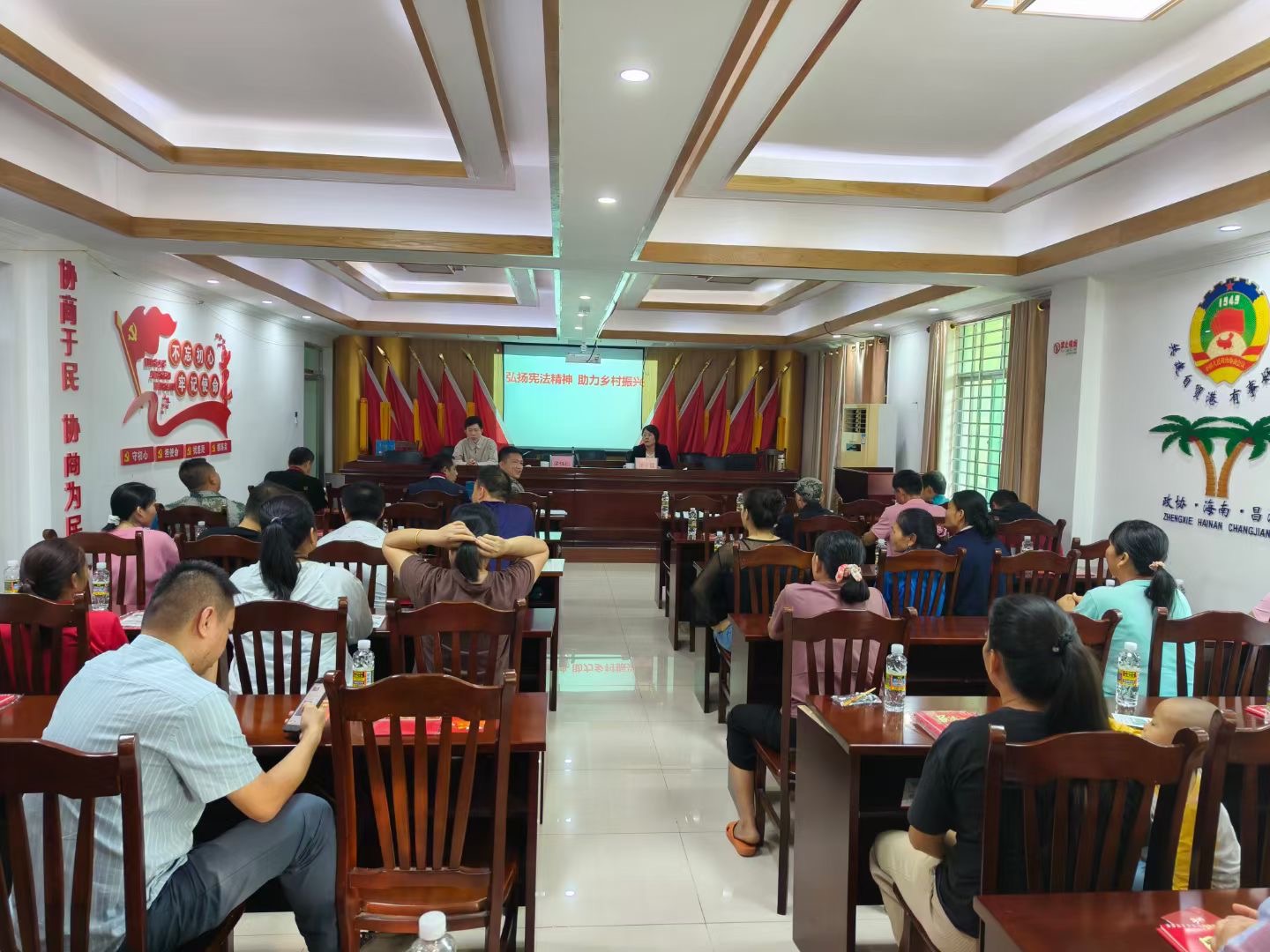 我院张霞教授应邀赴昌江县王下乡开展宪法普法宣传活动