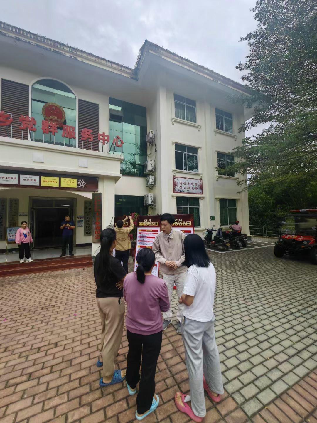 我院张霞教授应邀赴昌江县王下乡开展宪法普法宣传活动