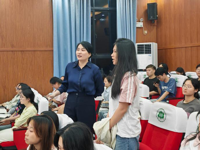 海马论坛第二十八期:马克思主义学院举办“核心素养导向下中学政治课堂的建构”讲座