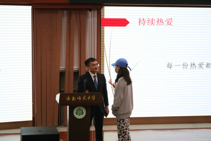 1641342785468845.jpg 讲座结束后新生与羊至刚分享交流.JPG