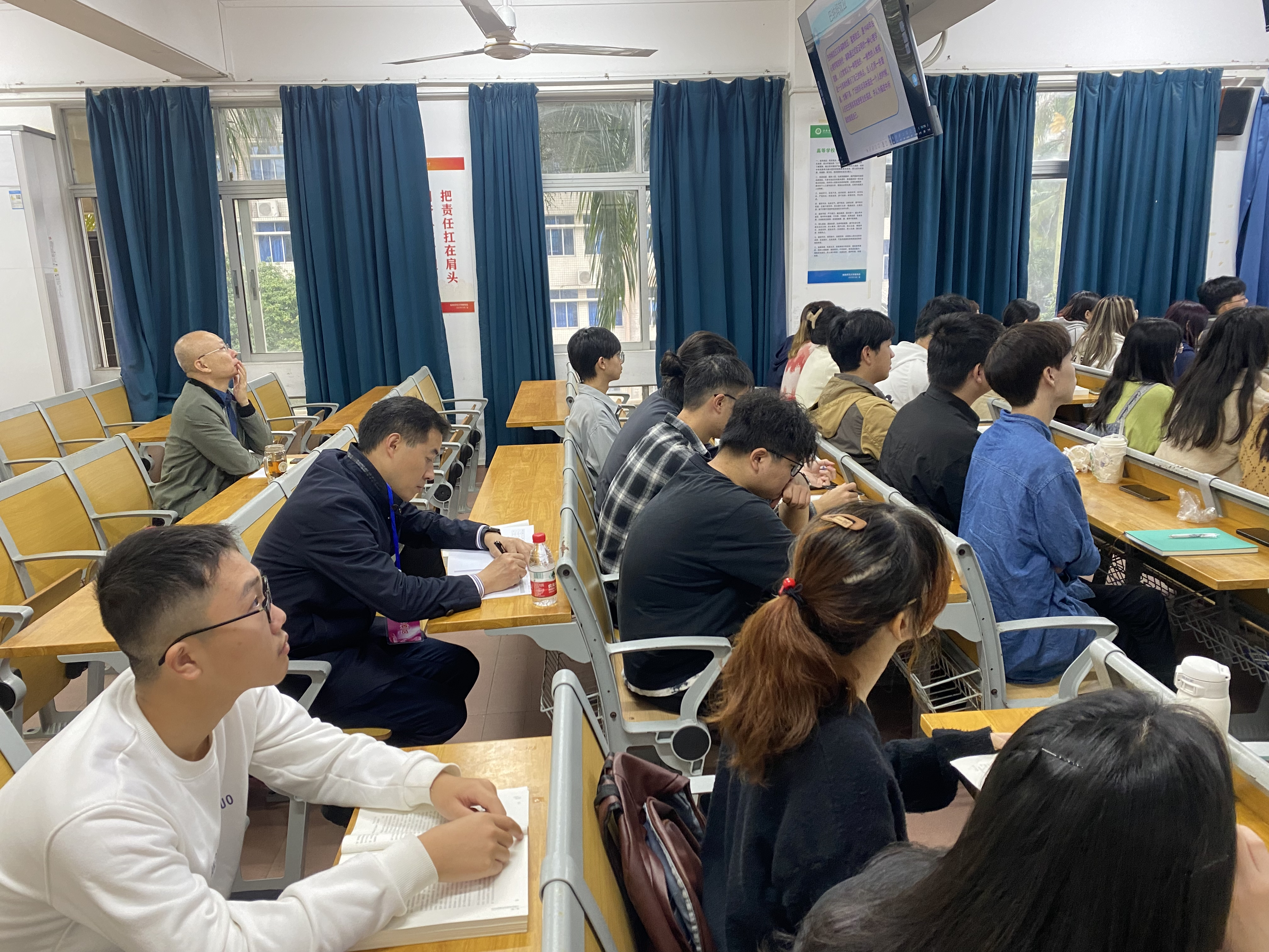 白显良副校长深入心理学院课堂听课