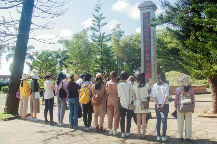 1636687595253131.jpg 为解放海南决战胜利牺牲的烈士默哀.jpg