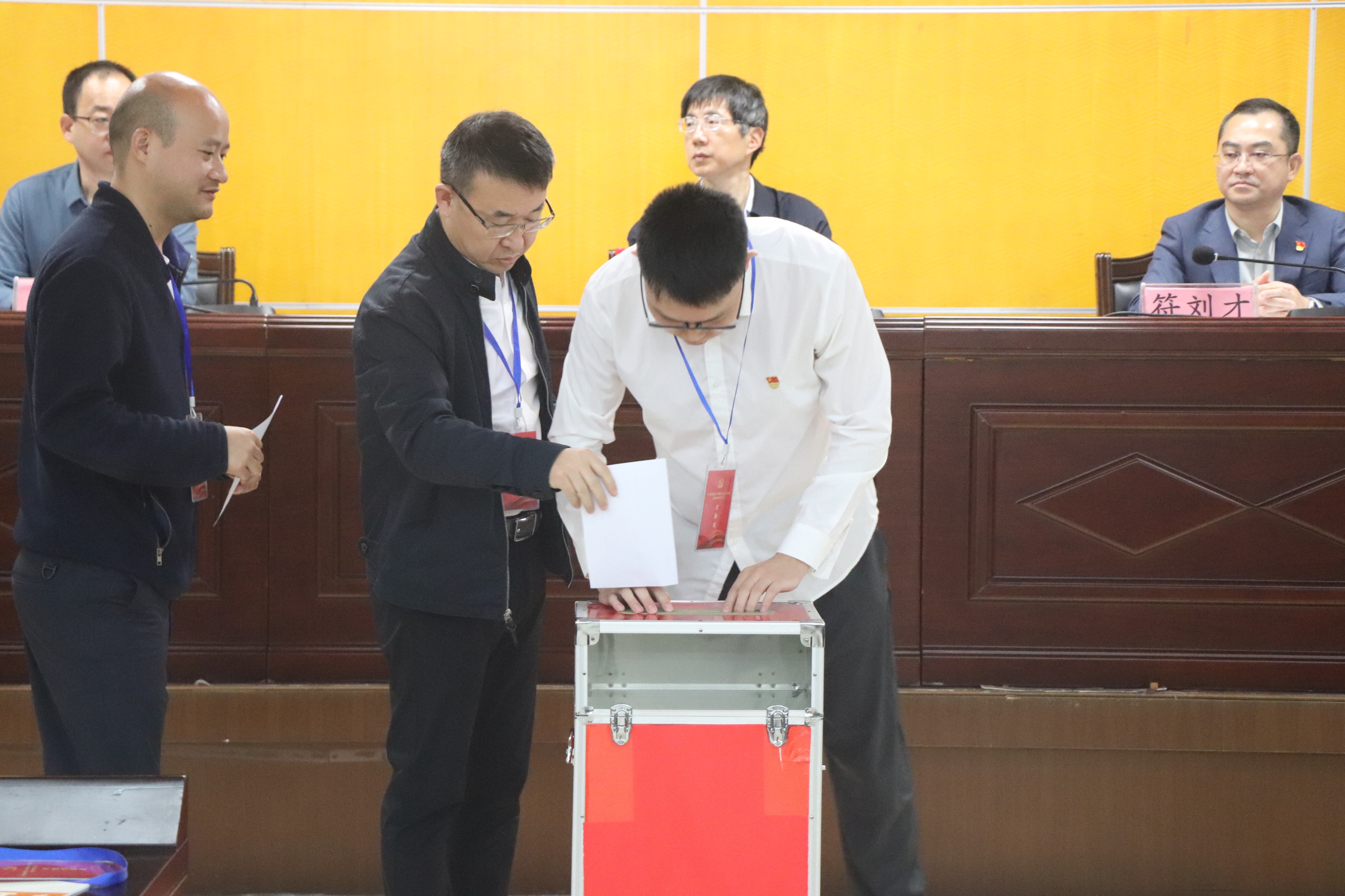 物理与电子工程学院党委换届选举党员大会胜利召开