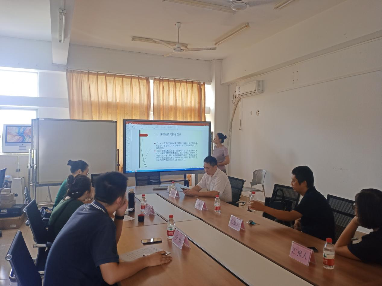 新闻传播与影视学院举行第三批通识教育课程立项建设中期检查教学设计答辩会