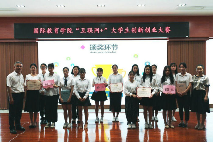 1558341901225762.jpg 我院吴椿副书记与二等奖获奖者合影.jpg