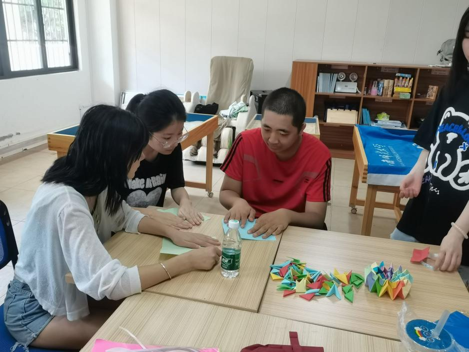 青年之声・教育学院 “温暖助残日，义卖校园行”主题活动