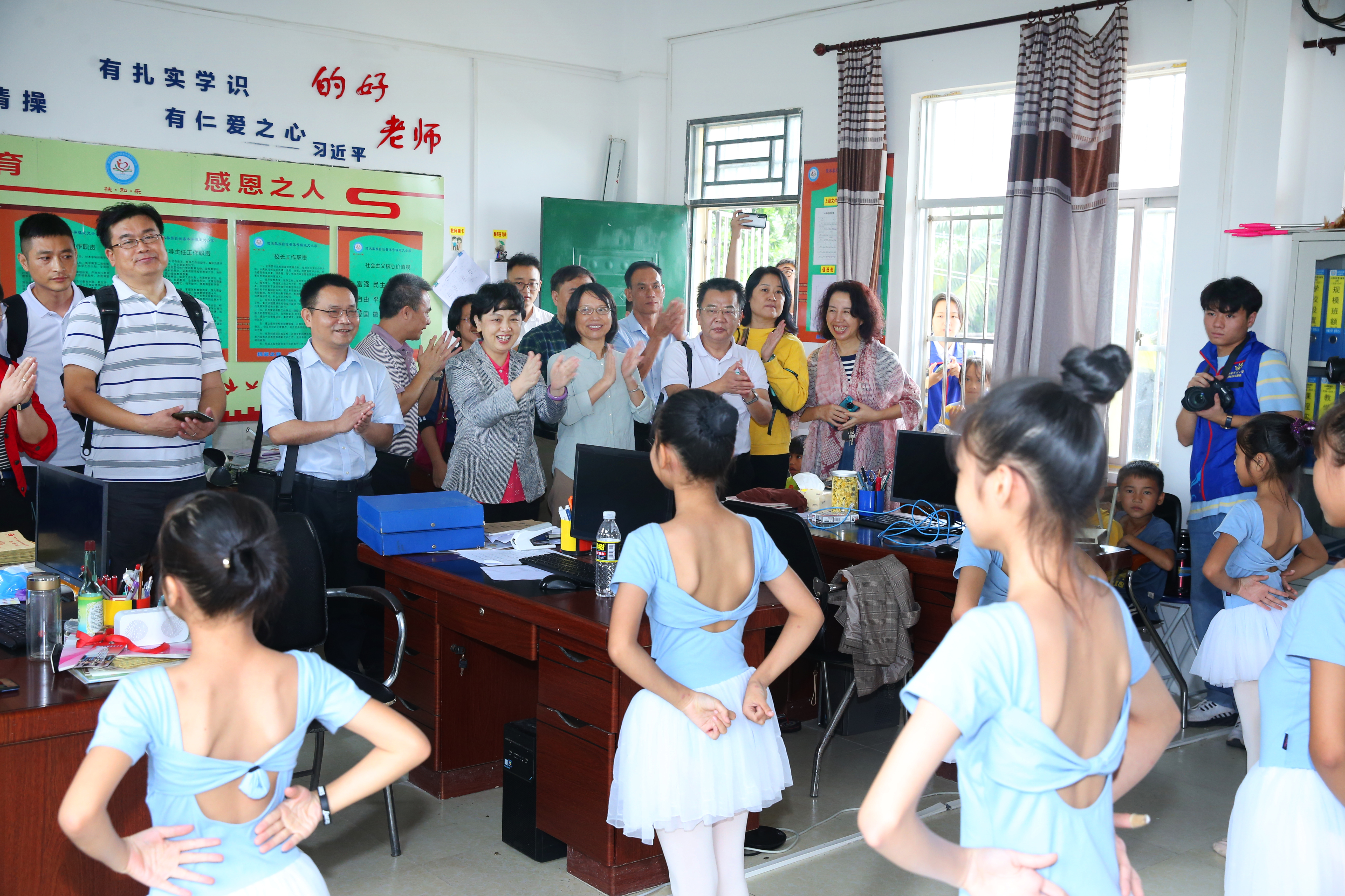 李红梅强调:精准扶贫要扶到根上,要彰显海师特色,要志智双扶托举希望 我校赴陵水亚欠村开展扶贫日系列活动