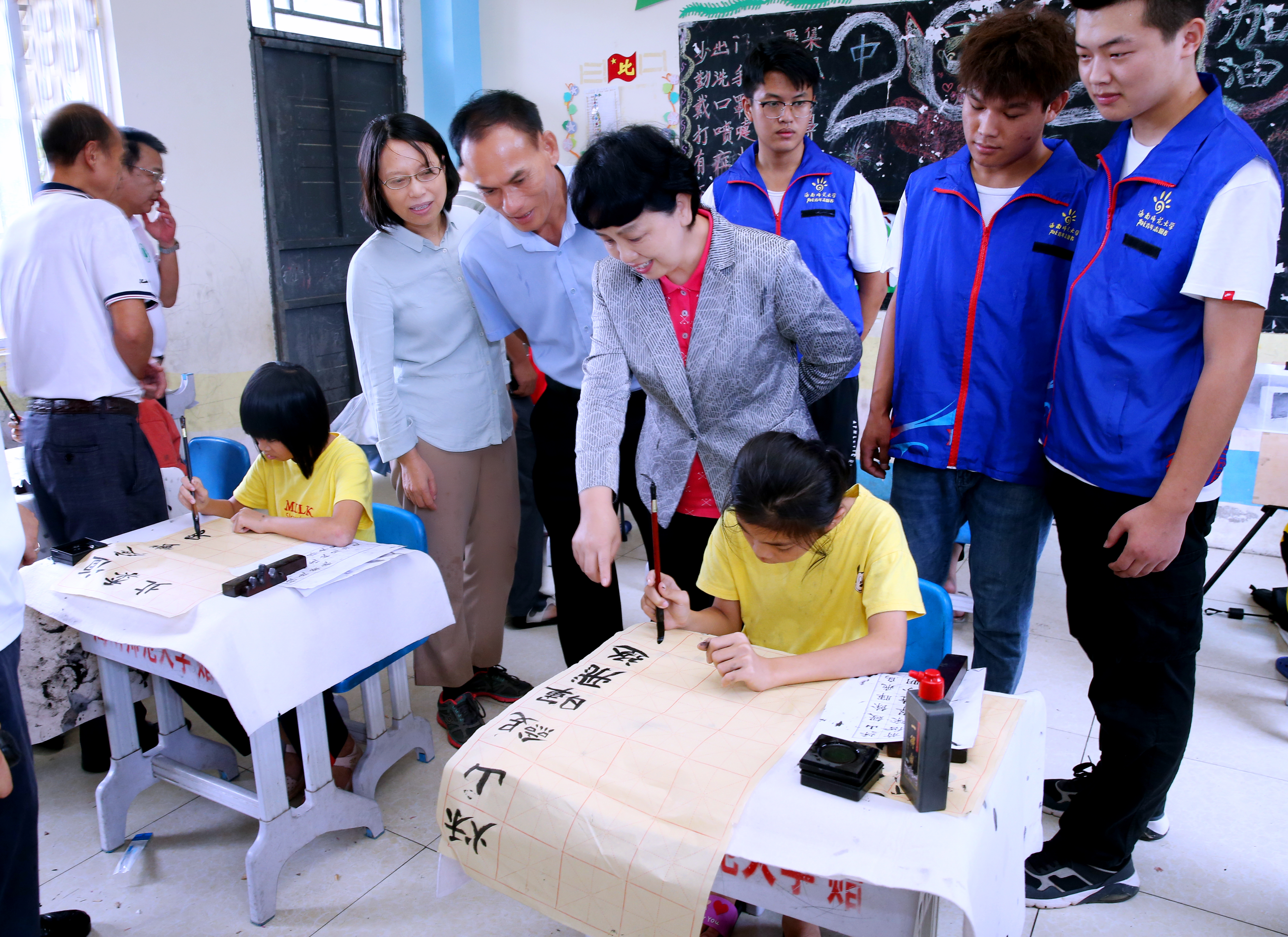 李红梅强调:精准扶贫要扶到根上,要彰显海师特色,要志智双扶托举希望 我校赴陵水亚欠村开展扶贫日系列活动