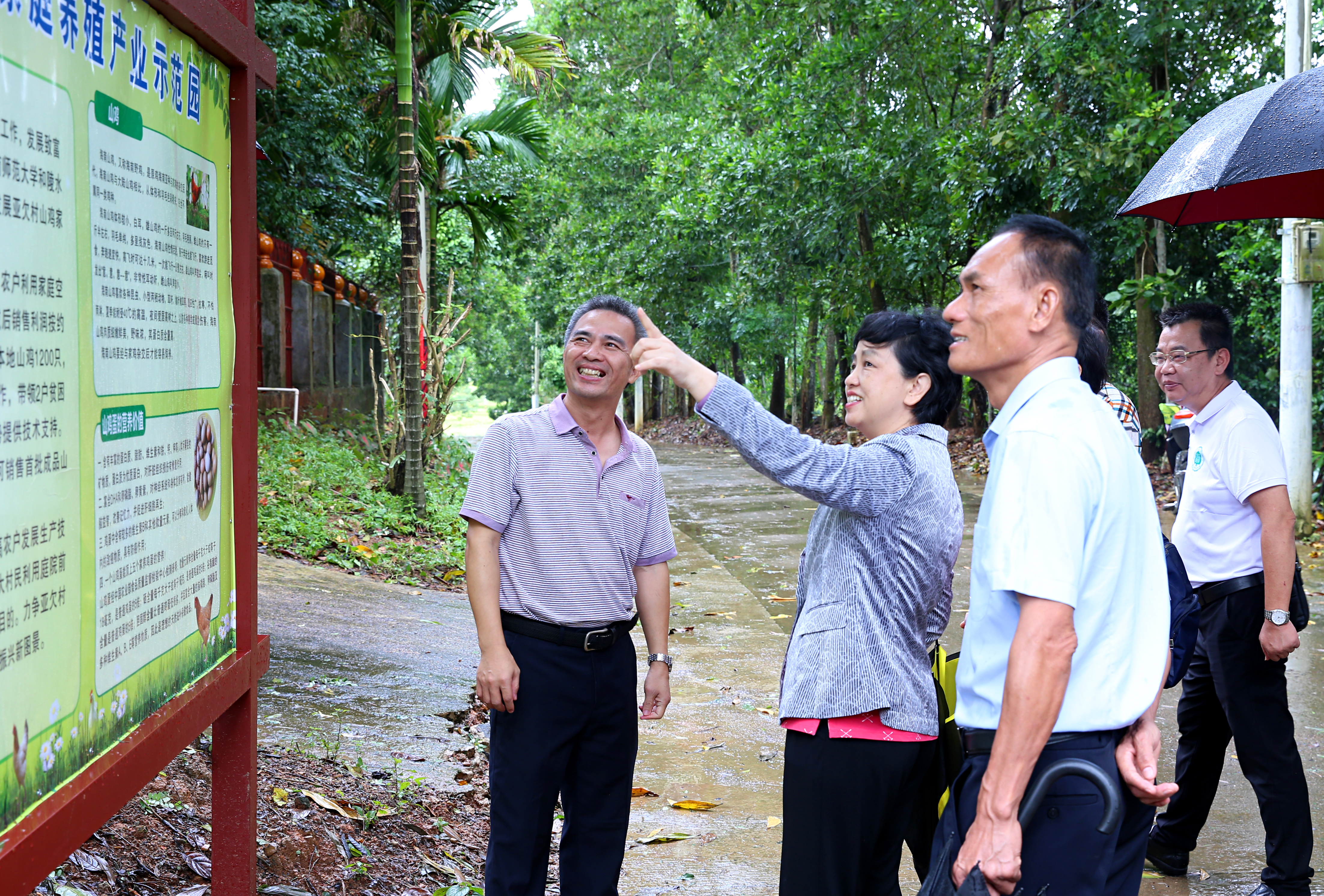 李红梅强调:精准扶贫要扶到根上,要彰显海师特色,要志智双扶托举希望 我校赴陵水亚欠村开展扶贫日系列活动