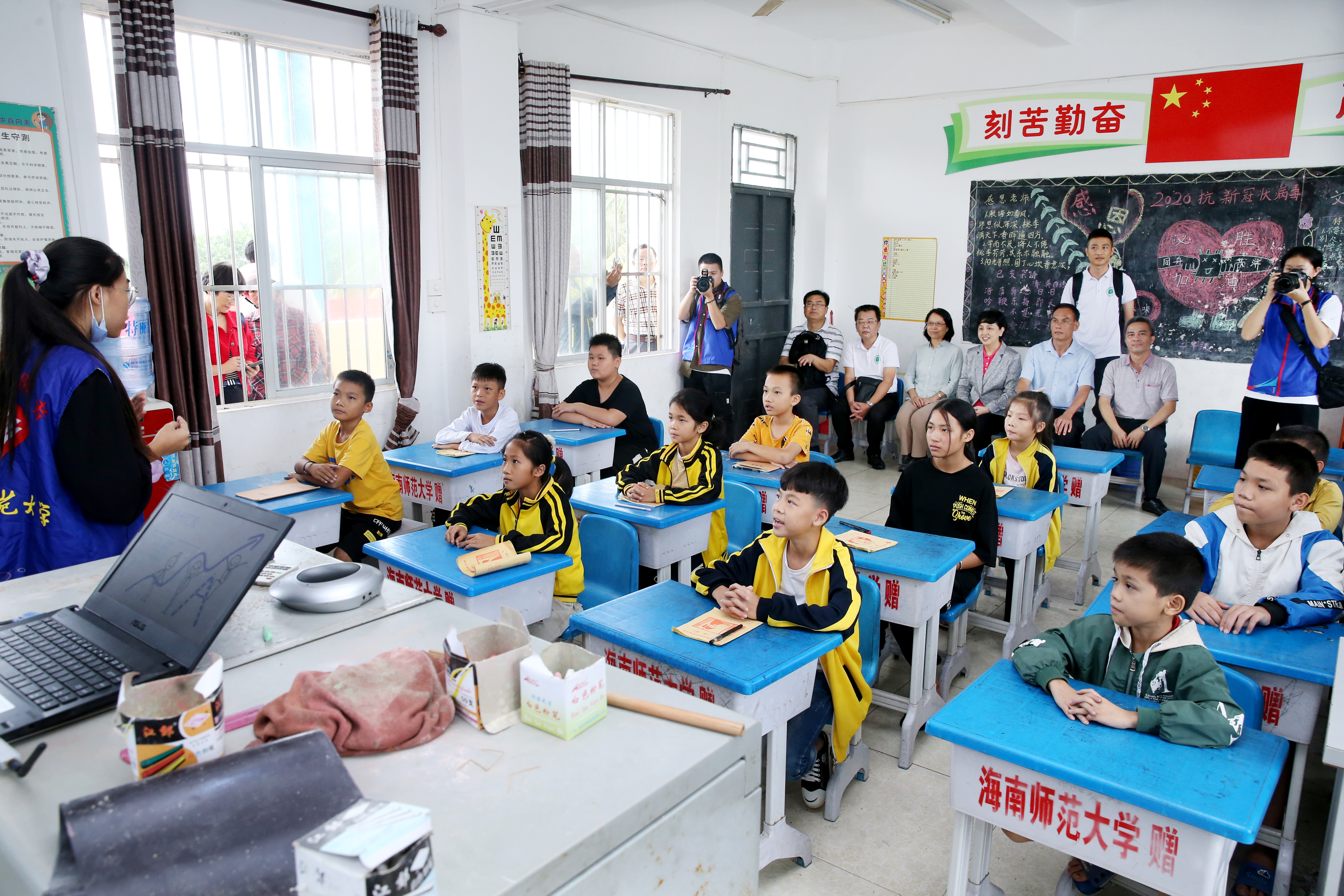 李红梅强调:精准扶贫要扶到根上,要彰显海师特色,要志智双扶托举希望 我校赴陵水亚欠村开展扶贫日系列活动