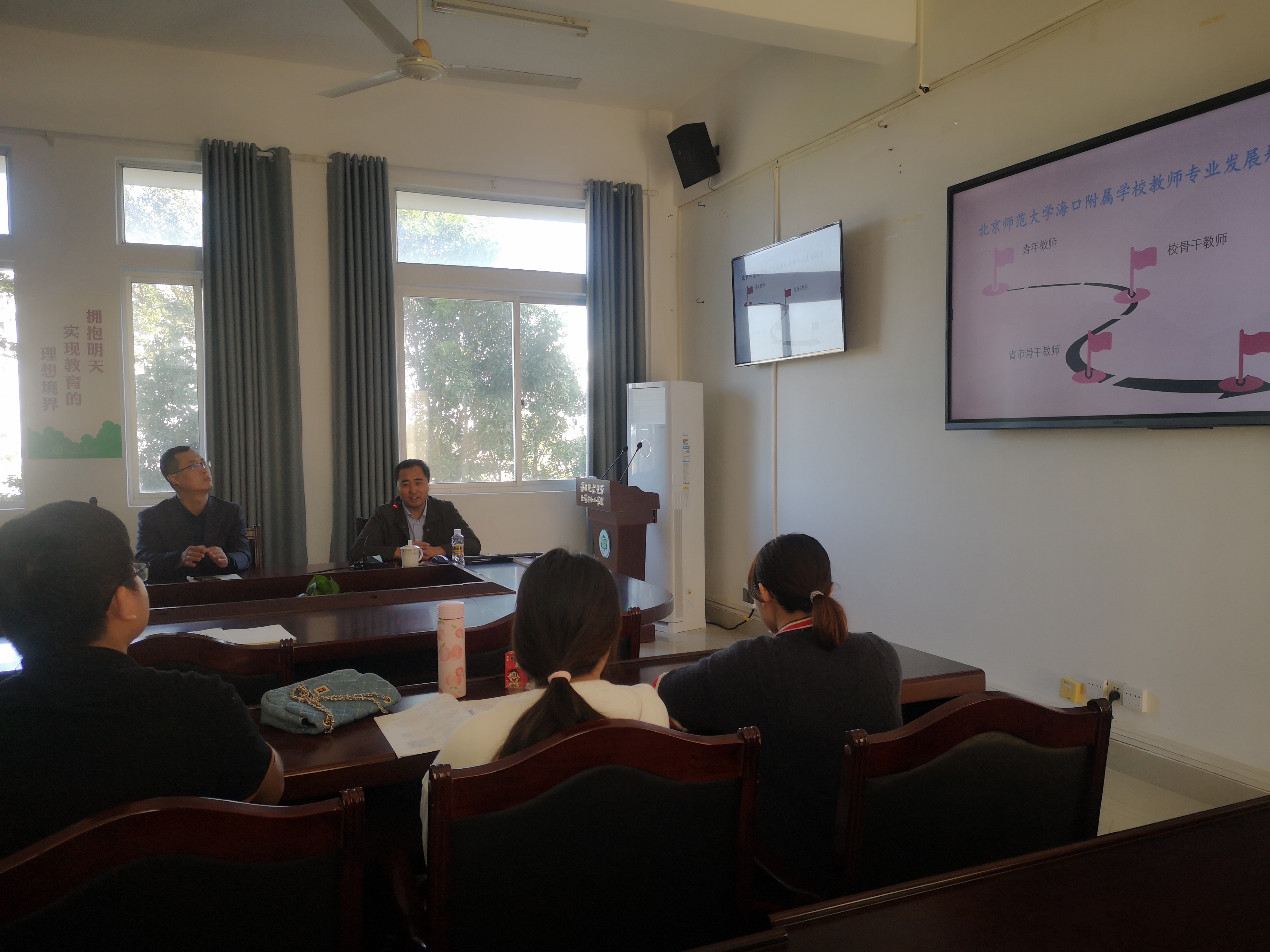 北师大附中高级教师王洪明老师为学科教学（化学）专业研究生做专题讲座