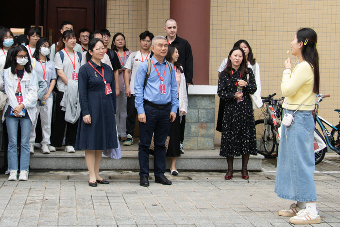 文昌中学教师带领我校师生参观校园.jpg