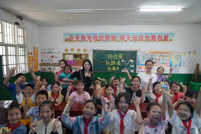 线上线下并行 她们为乡村小学带去丰富多彩的音乐课